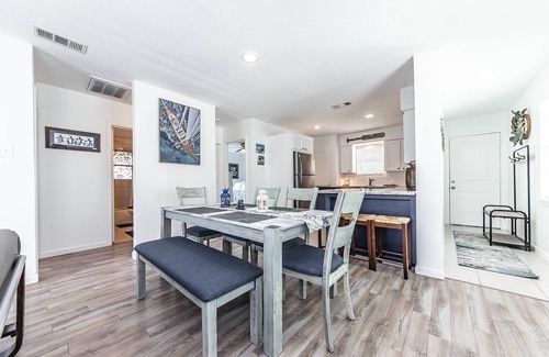 Clear Lake Shores House | Looking for family retreat with coastal-island vibes? Casa Verde is for you