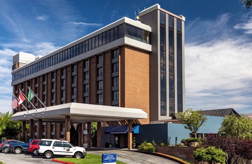 Wenatchee Hotel | Looking For Perfect Getaway? Relaxing Room w/Large Window, Pool, FREE Parking