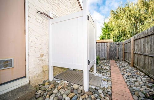 Southend House | Looking for Winter Tenant.Relaxing Beach House Close to CoveBeach. Pet Friendly.