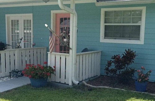 Sleepy Hollow Cottage | Looking to Just Get Away? Cute Cottage with Pool. Close to the Beach!