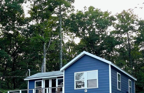 Raymond Cottage | Loon Call Cottage DIRECTLY ACROSS from Little Sebago Lake With Easy Water Access