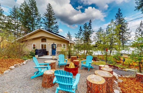 Loon Lake Cabin | Loon Lake Home & Cabins w/ Firepit, Kayaks, & Dock
