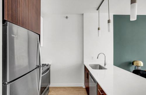 Downtown Chicago Apartment | Loop 1BR w Gym Pool WD nr Millennium Park CHI-226