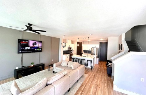 Princeton House | Loop, New Luxurious Large 3BR, Sleeps 9 + Parking