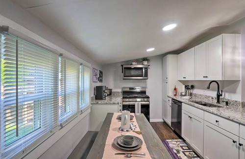 Lorain House | Lorain Lake Cottage < 1 Mi to Lake Erie Fun!