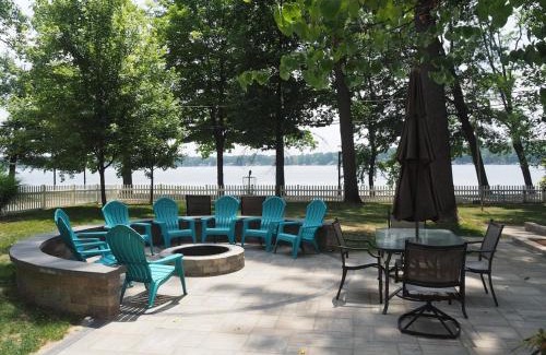 Sister Lakes House | Lorlee - A Large And Luxurious Lakefront Cottage!