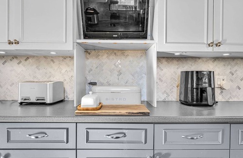 Clarkson House | Lorne Park Home, 20 Mins From Toronto