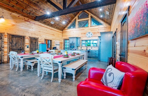 Broken Bow Cabin | Lost Creek Lodge-Well Appointed Lodge, Pool Table, Bunk House, Hot Tub, Play Set