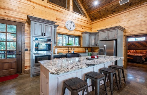 Broken Bow Cabin | Lost Creek Lodge-Well Appointed Lodge, Pool Table, Bunk House, Hot Tub, Play Set