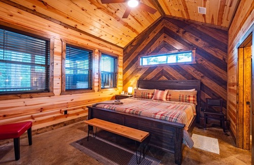 Broken Bow Cabin | Lost Creek Lodge-Well Appointed Lodge, Pool Table, Bunk House, Hot Tub, Play Set