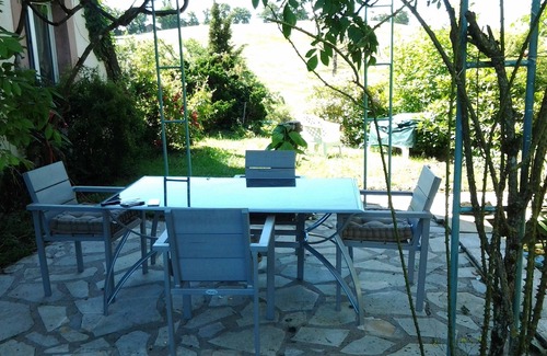 Saint-Etienne-de-Maurs Apartment | Lot /Cantal limit in wooded park charming apartment 4 people swimming pool.