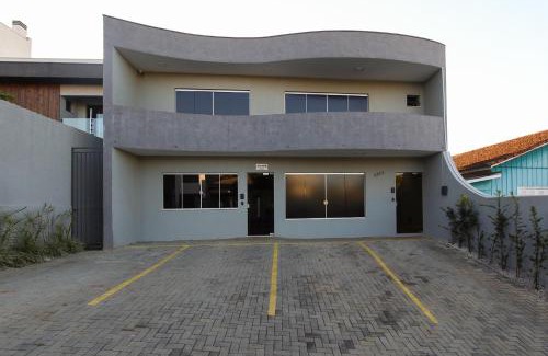 Guarapuava Apartment | Lou Suítes - Suíte 03 com 2 camas de casal - Conforto para sua Família