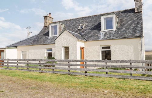 Lairg Cottage | LOUBCROY FARM HOUSE, pet friendly, character holiday cottage in Lairg