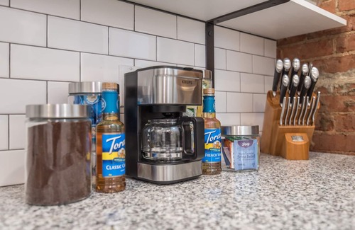 Lexington Apartment | Loudon's Whimsical Apartment/Walk to Greyline