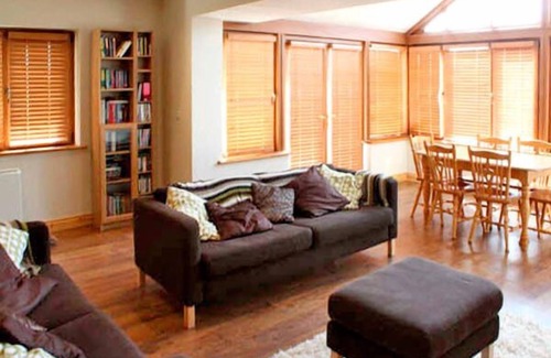 Union Hall Cottage | LOUGH CLUHIR COTTAGE, pet friendly in Union Hall, County Cork
