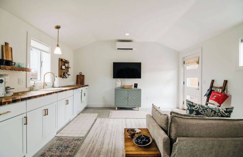 Boyne City Apartment | Louie's: Tiny house: Downtown