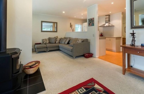 Lake Okareka House | LOUNGE TO LAWN TO LAKE - WATERFRONT