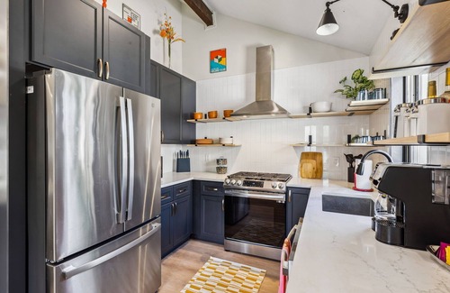 Detroit - Shoreway House | Love by the Lake - 3 bedroom Boho Bungalow in the Heart of The Shoreway