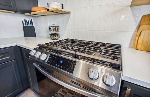 Detroit - Shoreway House | Love by the Lake - 3 bedroom Boho Bungalow in the Heart of The Shoreway
