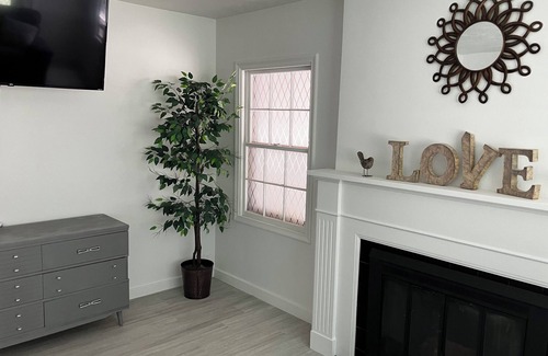 Richfield House | Love Nest. Charming 2-bedroom apartment in wonderful Richfield with WiFi, AC
