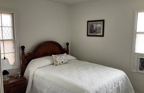 Richfield House | Love Nest. Charming 2-bedroom apartment in wonderful Richfield with WiFi, AC