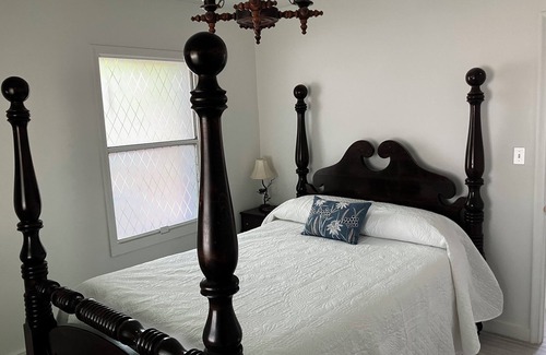 Richfield House | Love Nest. Charming 2-bedroom apartment in wonderful Richfield with WiFi, AC