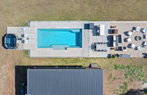 Lovedale Cottage | Lovedale Abode 13 bedrooms with heated pool & Acres