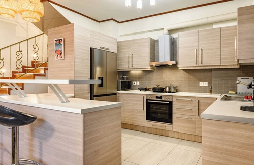 Gerakas House | Lovehome-4BD Villa with views,dinners-close to airport, MEC ΑΕ,bus stop, Railway