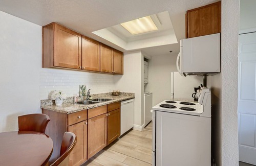 Las Vegas Condo | Lovely 1 bed condo with Las Vegas Strip View and located on the top floor