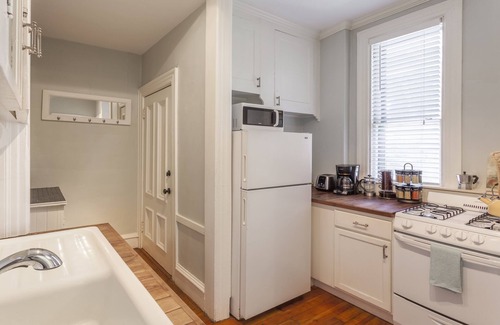 Wayland Apartment | Lovely 1 Bedroom Apartment in Wayland Square, Steps to Brown University