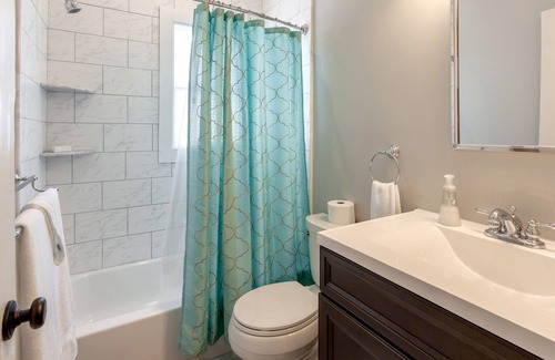 Wayland Apartment | Lovely 1 Bedroom Apartment in Wayland Square, Steps to Brown University