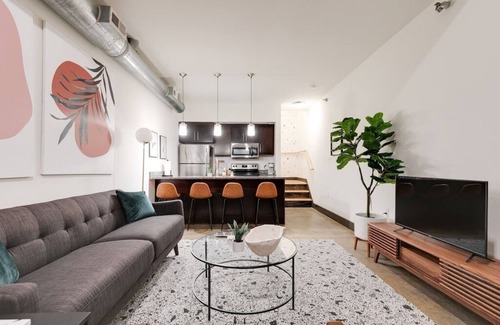 Monroe Ward Apartment | Lovely 1-Bedroom Loft with Free Parking and Wifi