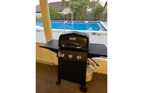 Sun 'N Lake Apartment | Lovely 1 bedroom unit with pool
