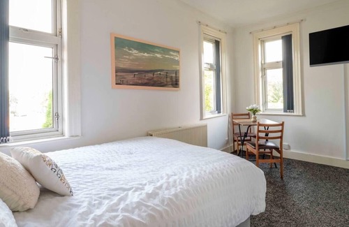 Coventry House | Lovely 13-Bed House in Coventry