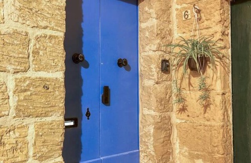 Ħal Bisbut Apartment | Lovely 1BR Studio home in Quiet Town of Zejtun