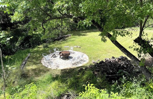 Scenic View West Apartment | Lovely 2/2 Nature Lodge near Downtown with Firepit