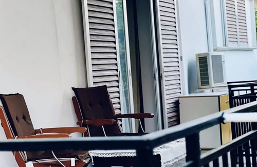 Troezen Apartment | Lovely 2 Bd Home in the Heart of Troezen