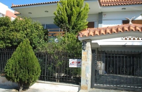 Saronida Apartment | Lovely 2-bed Apt with patio 5 mins to the Beach Family friendlyAptFenced garden