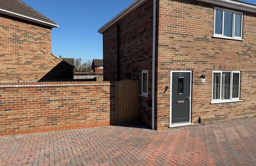 Lincoln House | Lovely 2 bed house in Lincoln, 12 minute walk from the famous Bailgate. Sleeps 4