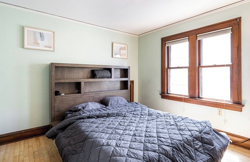 Bay View Apartment | Lovely 2 Bed Steps from Lake Michigan! upper NY