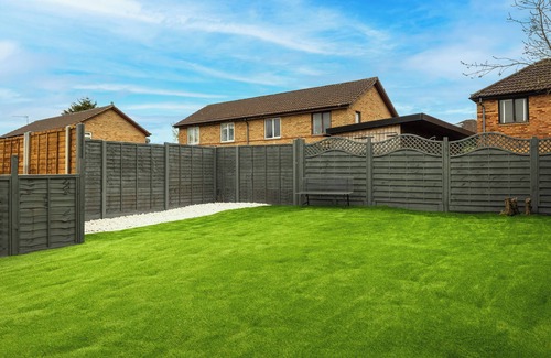 Milton Keynes House | Lovely 2 bed with large garden, close to MK Central Rail station & City Centre