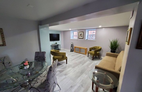 Morris Heights Apartment | Lovely 2 bedroom apartment in a private house with beautiful garden