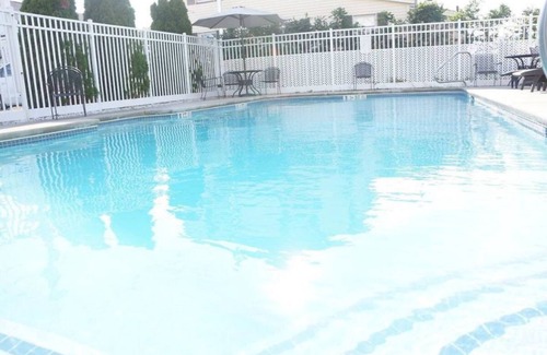 Hampton Apartment | lovely 2-bedroom apartment with pool 3B