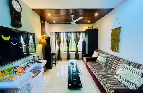 Bandra West Apartment | Lovely 2-bedroom apartment with WiFi, AC at Hill Road, Bandra west.