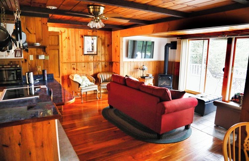 Williamsburg House | Lovely 2-bedroom bungalow in Williamsburg. Disconnect from it all!