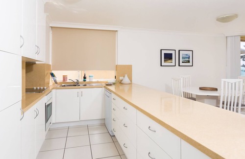 Miami Apartment | Lovely 2-bedroom beachfront unit with pool