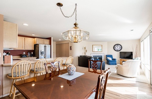 Chelan Condo | Lovely 2-bedroom condo in Chelan, close to town with mountain views