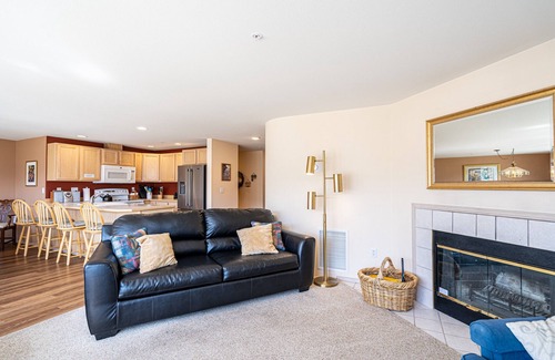 Chelan Condo | Lovely 2-bedroom condo in Chelan, close to town with mountain views