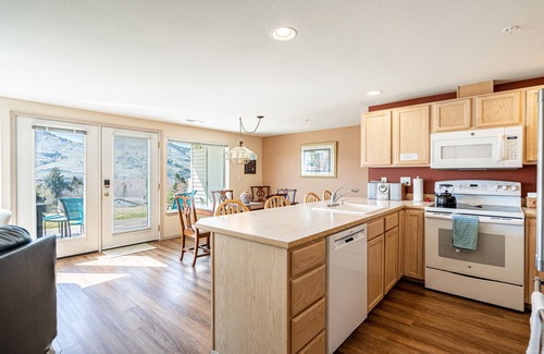 Chelan Condo | Lovely 2-bedroom condo in Chelan, close to town with mountain views