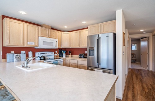 Chelan Condo | Lovely 2-bedroom condo in Chelan, close to town with mountain views